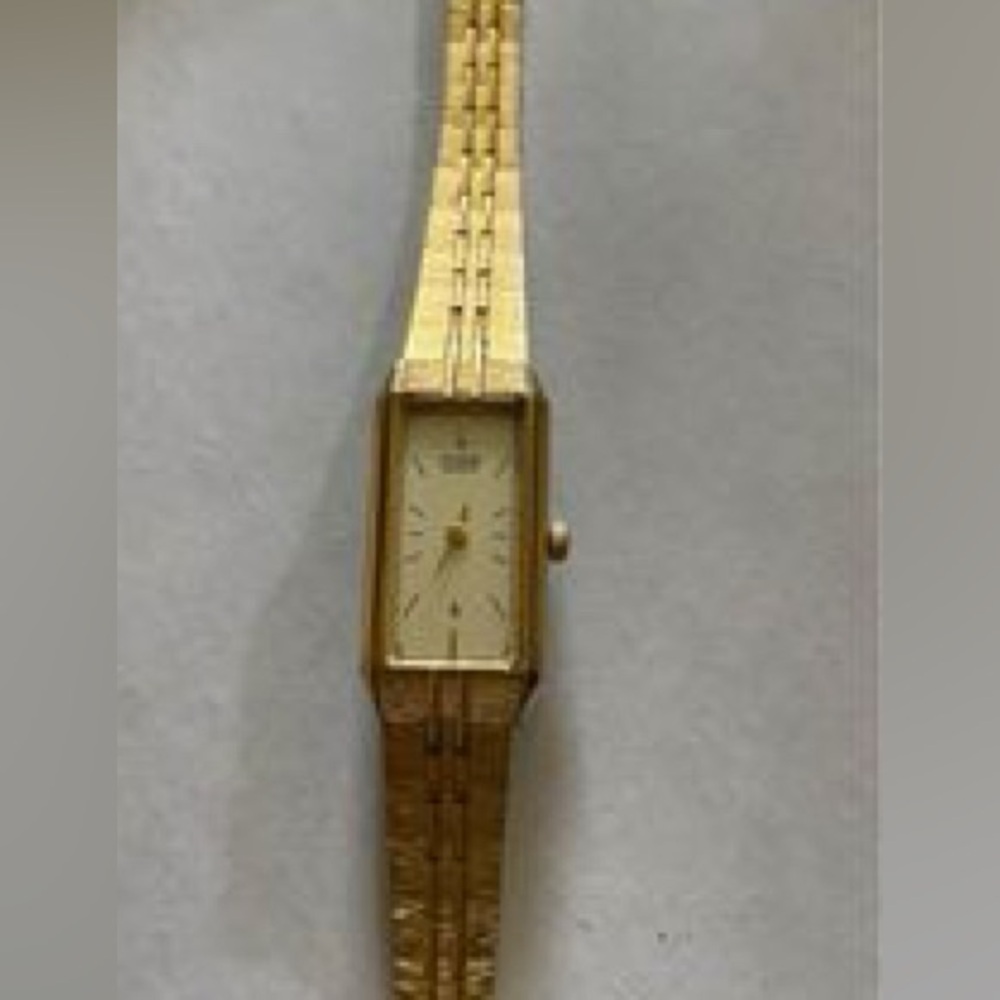 Citizen goldstone slim watch. Fits 7.5-8”. Great condition. Needs battery.